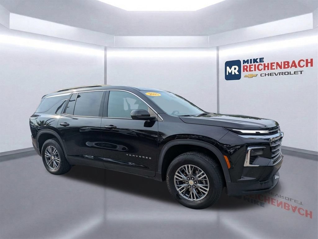 Used 2025 Chevrolet Traverse LT AWD/4WD image 2