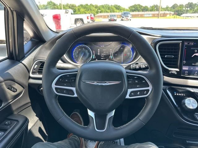 Used 2025 Chrysler Pacifica Select FWD image 12