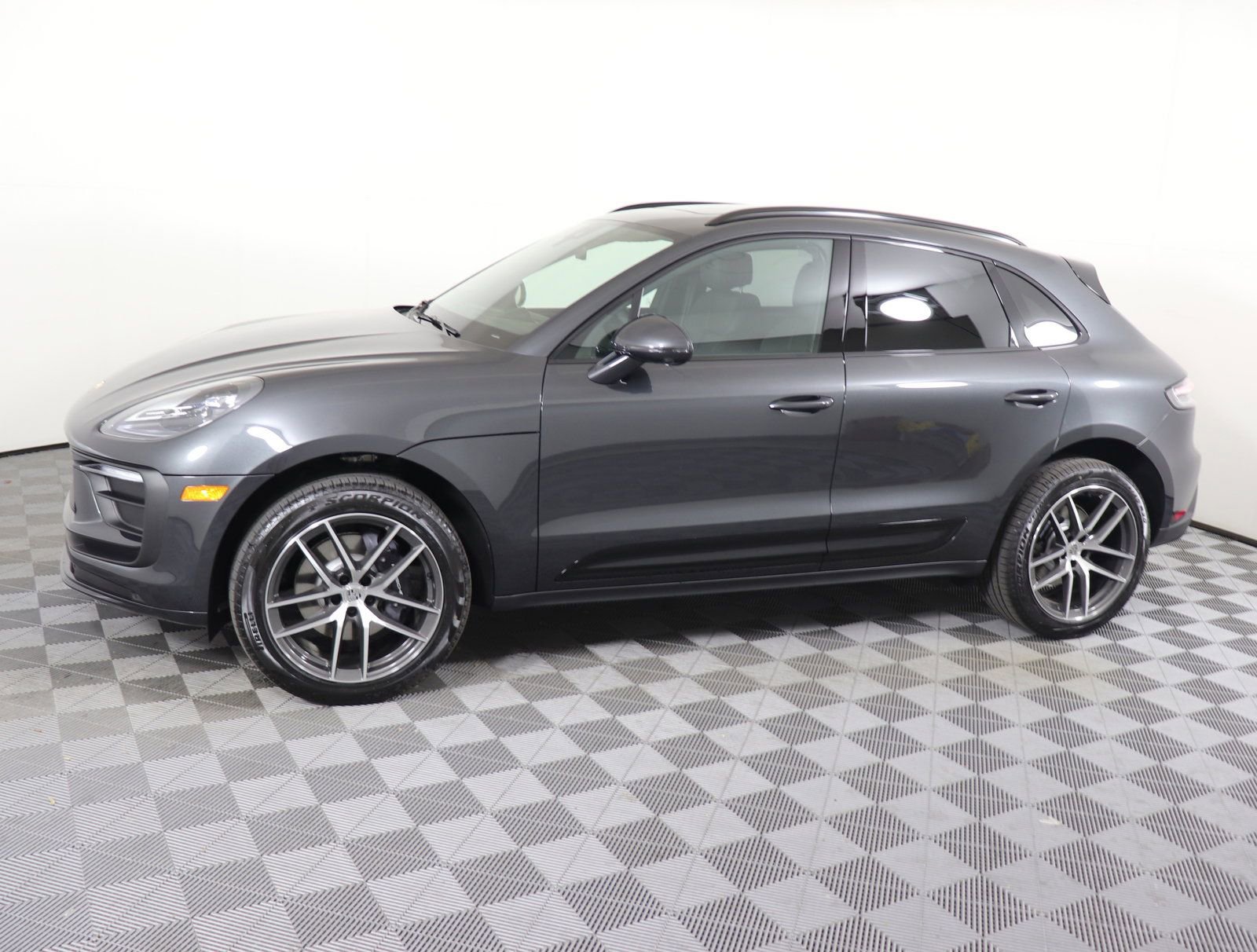 Certified 2025 Porsche Macan image 2