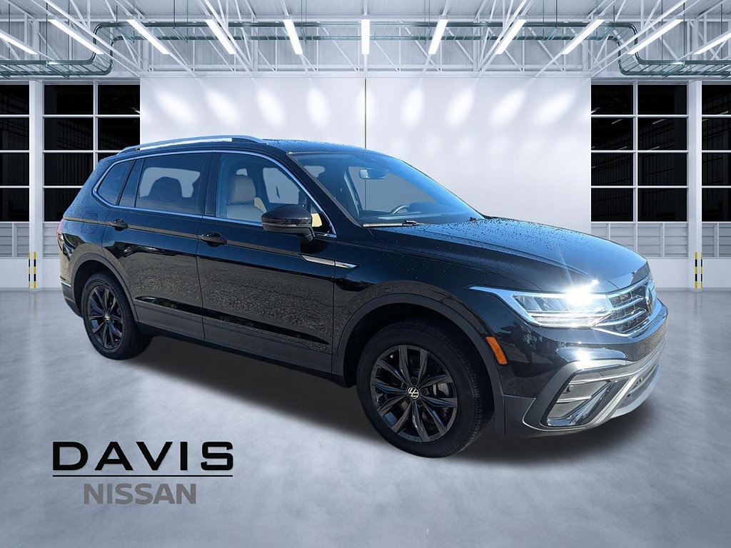 Used 2024 Volkswagen Tiguan SE FWD image 1