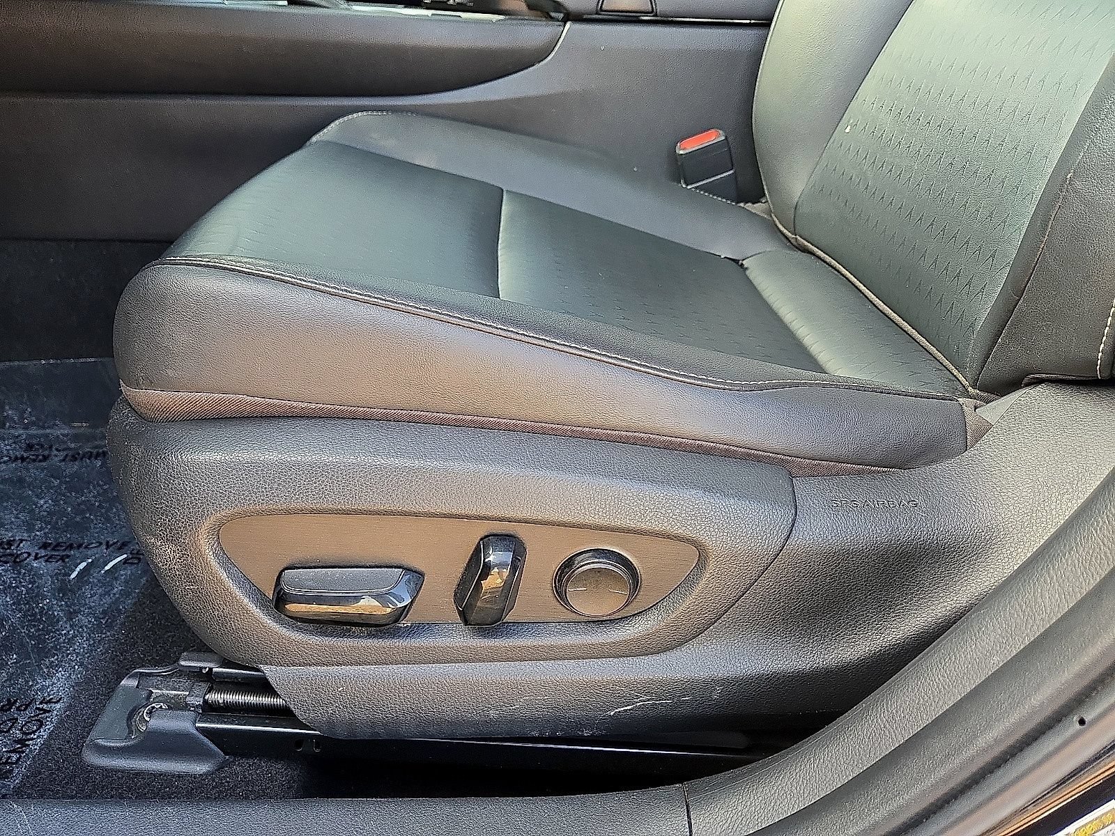 Used 2019 Lexus UX 200 w/ Accessory Package 2 FWD image 22