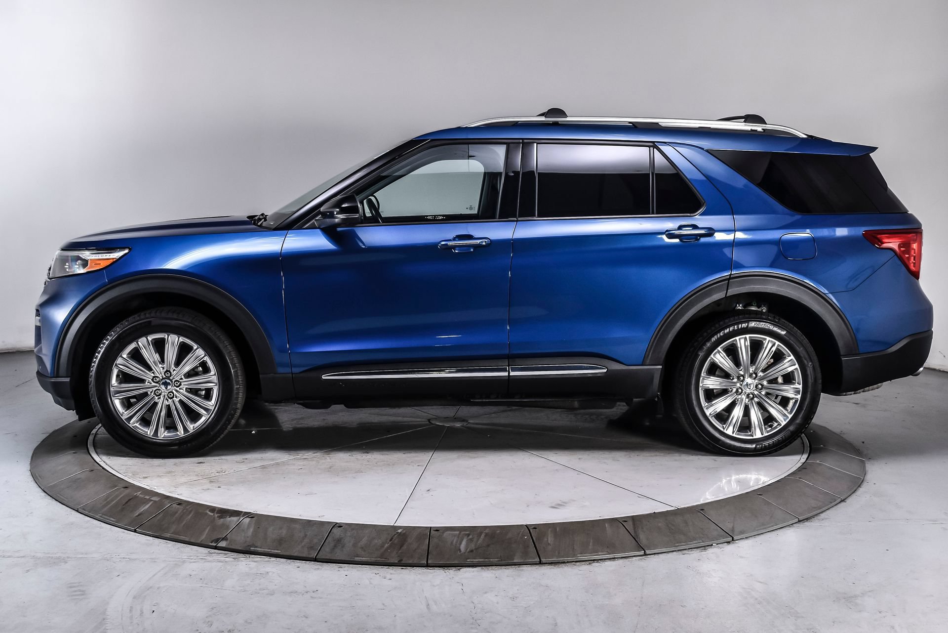 Used 2023 Ford Explorer Limited AWD/4WD image 3