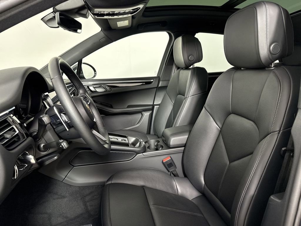 Certified 2025 Porsche Macan image 5