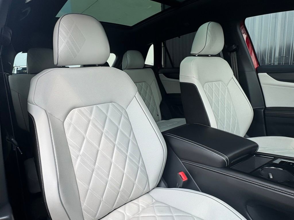 Used 2025 Volkswagen Atlas Cross Sport SEL Premium R-Line image 22