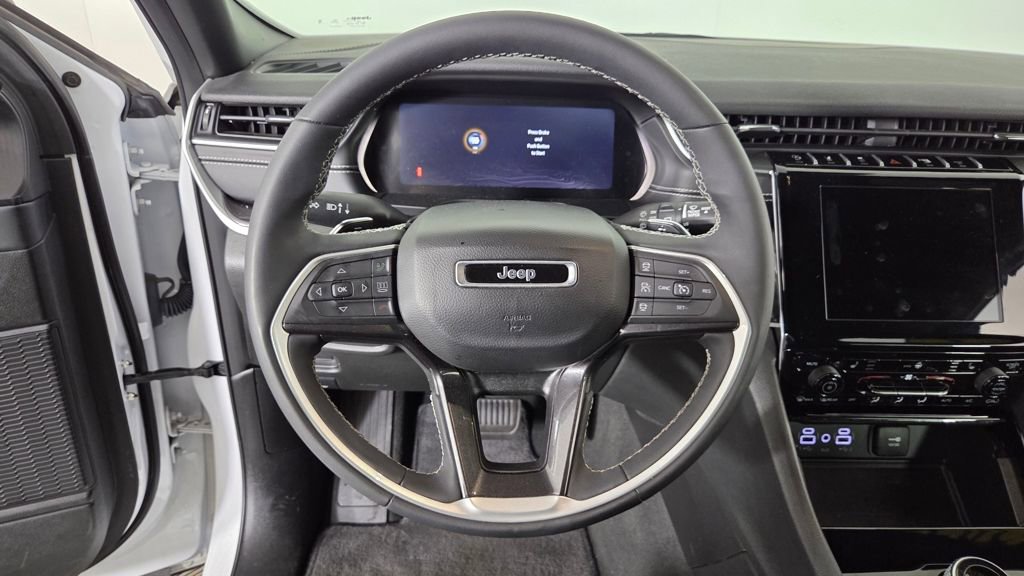 Used 2023 Jeep Grand Cherokee L Laredo image 17