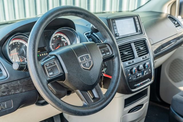 Used 2018 Dodge Grand Caravan SE w/ UConnect Hands-Free Group image 24