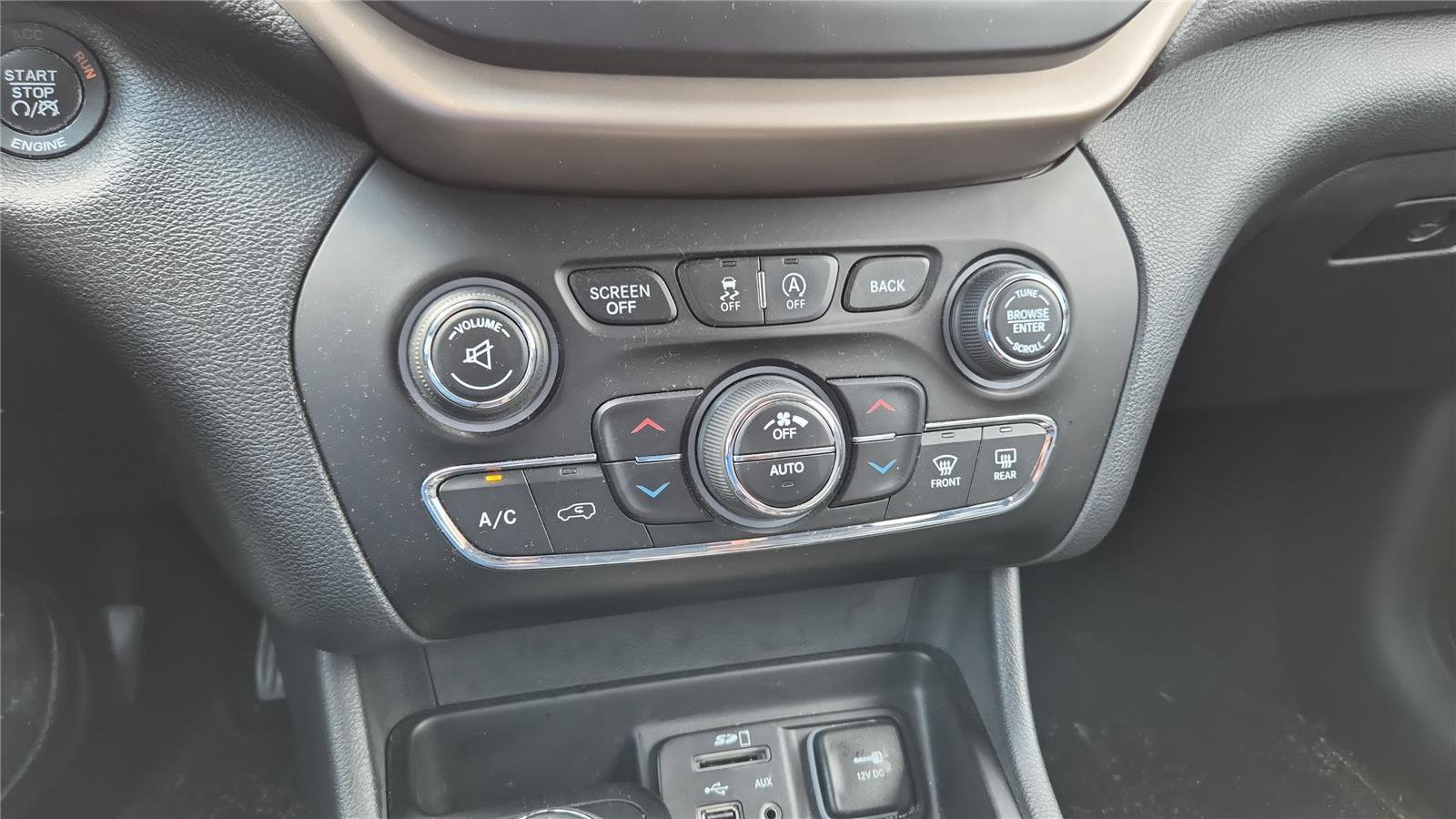 Used 2016 Jeep Cherokee Limited AWD/4WD image 21