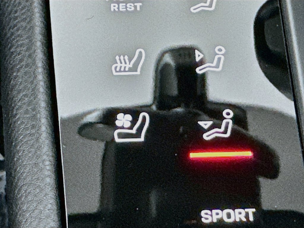 Certified 2023 Porsche Macan AWD/4WD image 23