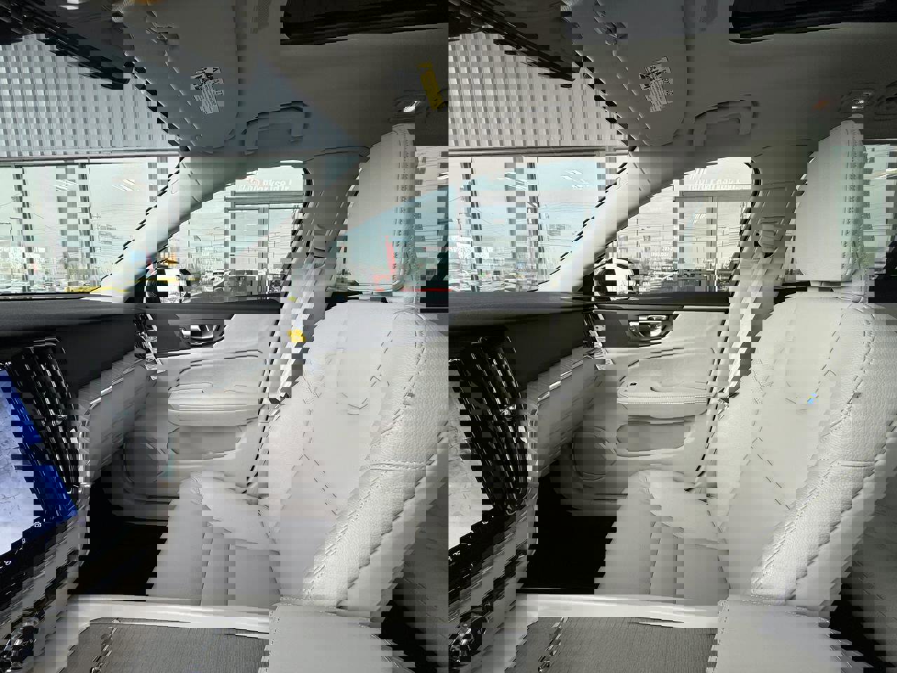 Used 2024 Volvo V60 B5 Cross Country Plus image 21