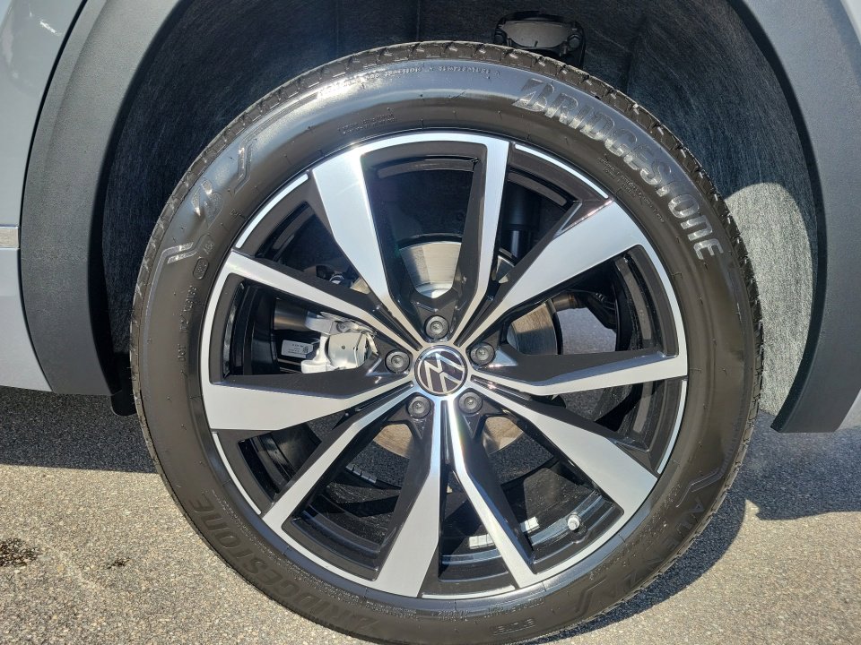 New 2025 Volkswagen Atlas Cross Sport SEL Premium R-Line image 23