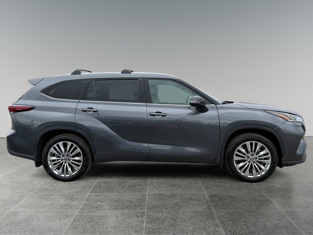 Used 2025 Toyota Highlander Platinum image 6