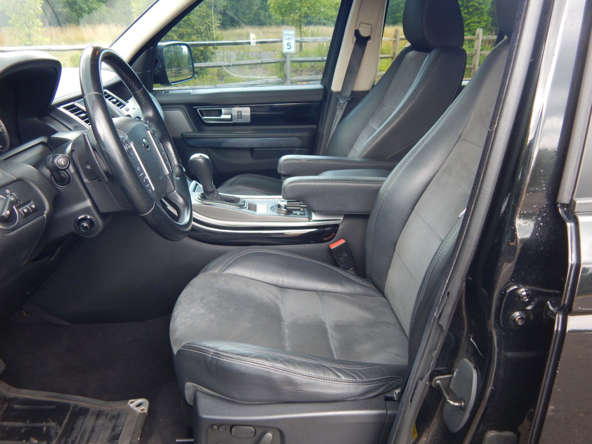 Used 2011 Land Rover Range Rover Sport HSE AWD/4WD image 14