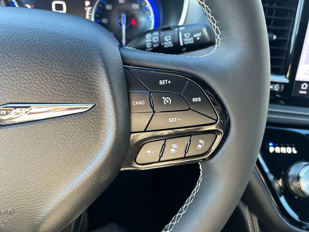 Used 2025 Chrysler Pacifica Limited image 24