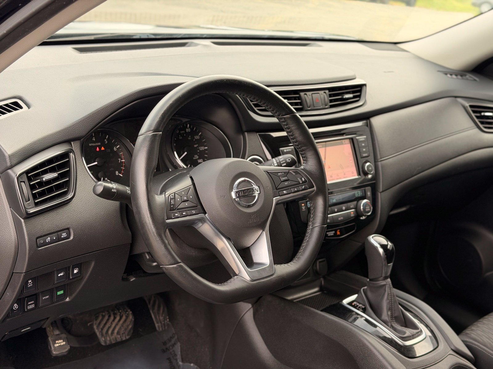 Used 2018 Nissan Rogue SV w/ Premium Package AWD/4WD image 18