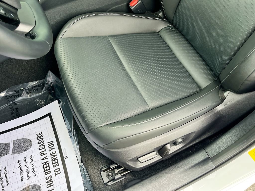 Used 2025 Toyota Prius XLE FWD image 18