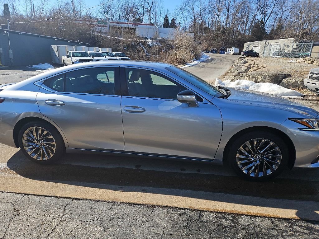 Used 2024 Lexus ES 300h w/ Luxury Package image 4