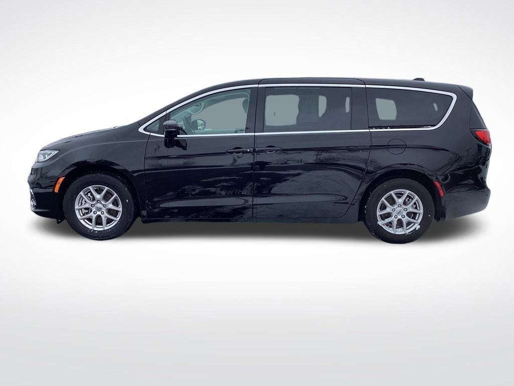Used 2024 Chrysler Pacifica Touring-L image 6