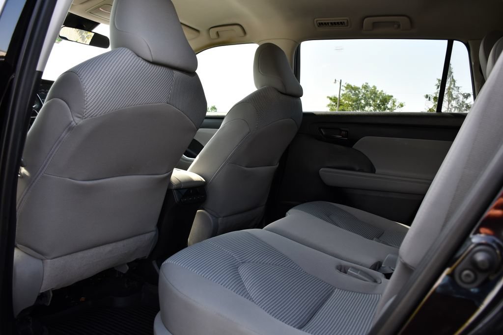Used 2021 Toyota Highlander LE FWD image 21