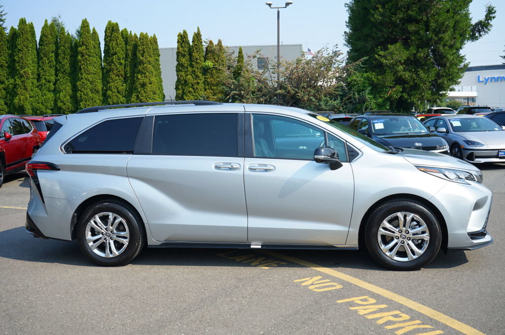 Used 2023 Toyota Sienna XSE AWD/4WD image 4