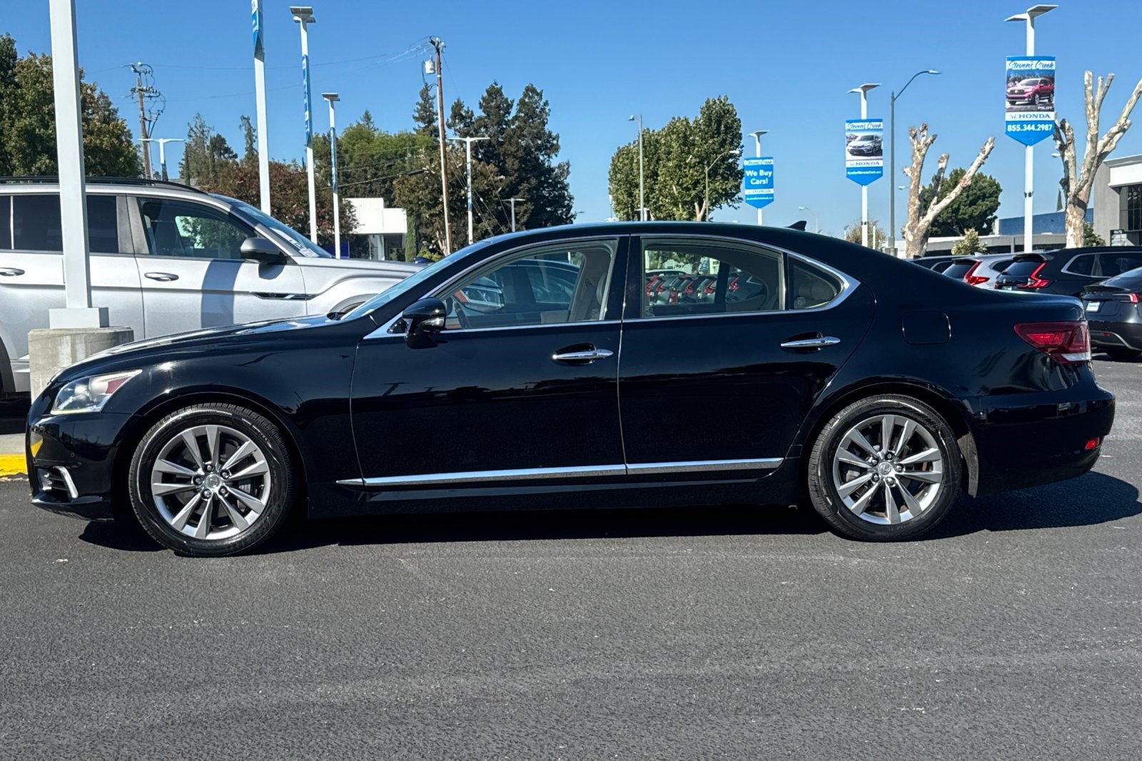Used 2013 Lexus LS 460 w/ Comfort Pkg RWD image 2