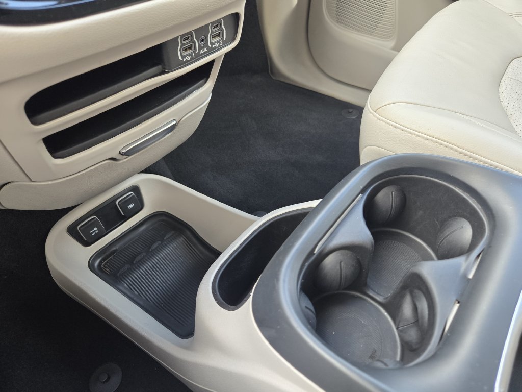 Used 2021 Chrysler Pacifica Touring-L FWD image 16