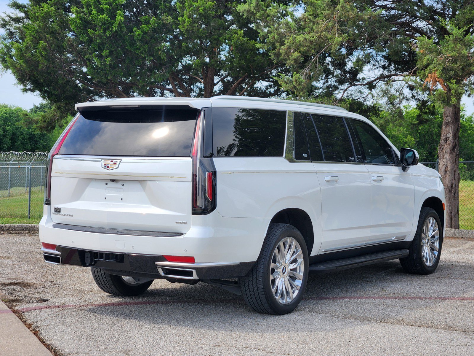 Certified 2024 Cadillac Escalade ESV Luxury RWD image 5