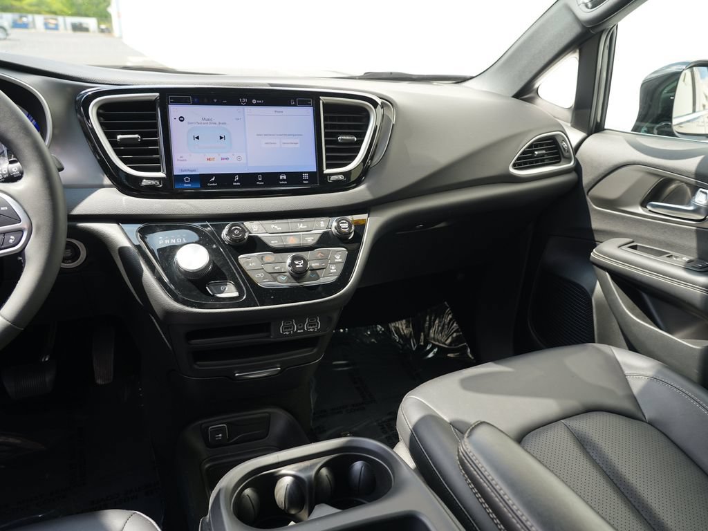 Used 2025 Chrysler Pacifica Select FWD image 20
