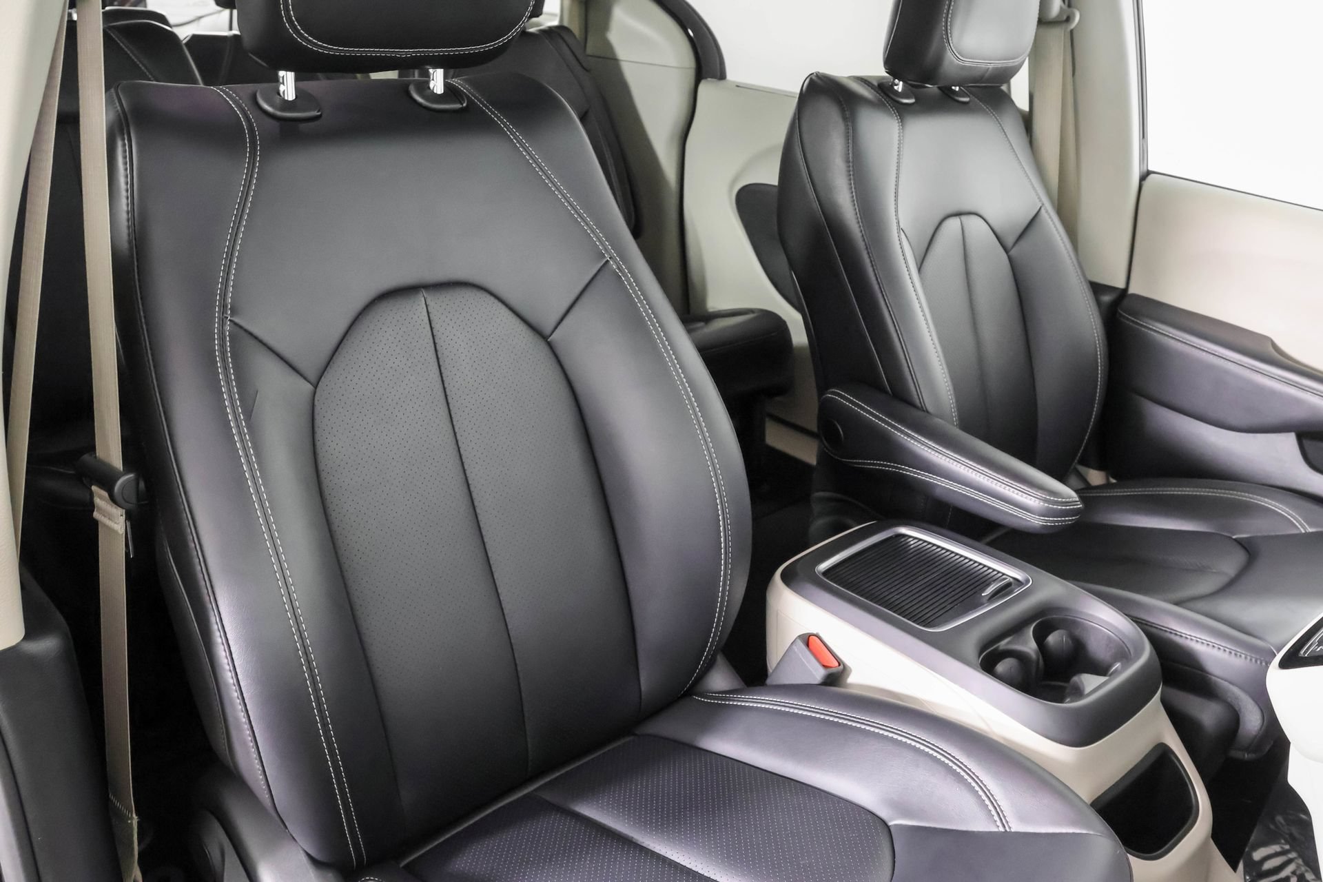 Used 2024 Chrysler Pacifica Touring-L FWD image 45