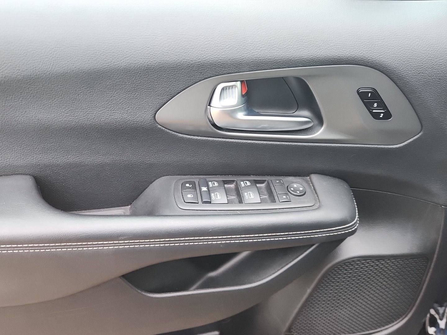 Used 2025 Chrysler Pacifica Select FWD image 12