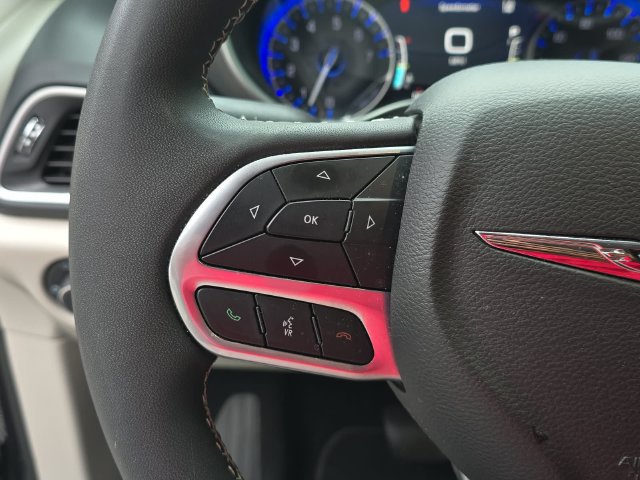 Used 2024 Chrysler Pacifica Touring-L FWD image 15