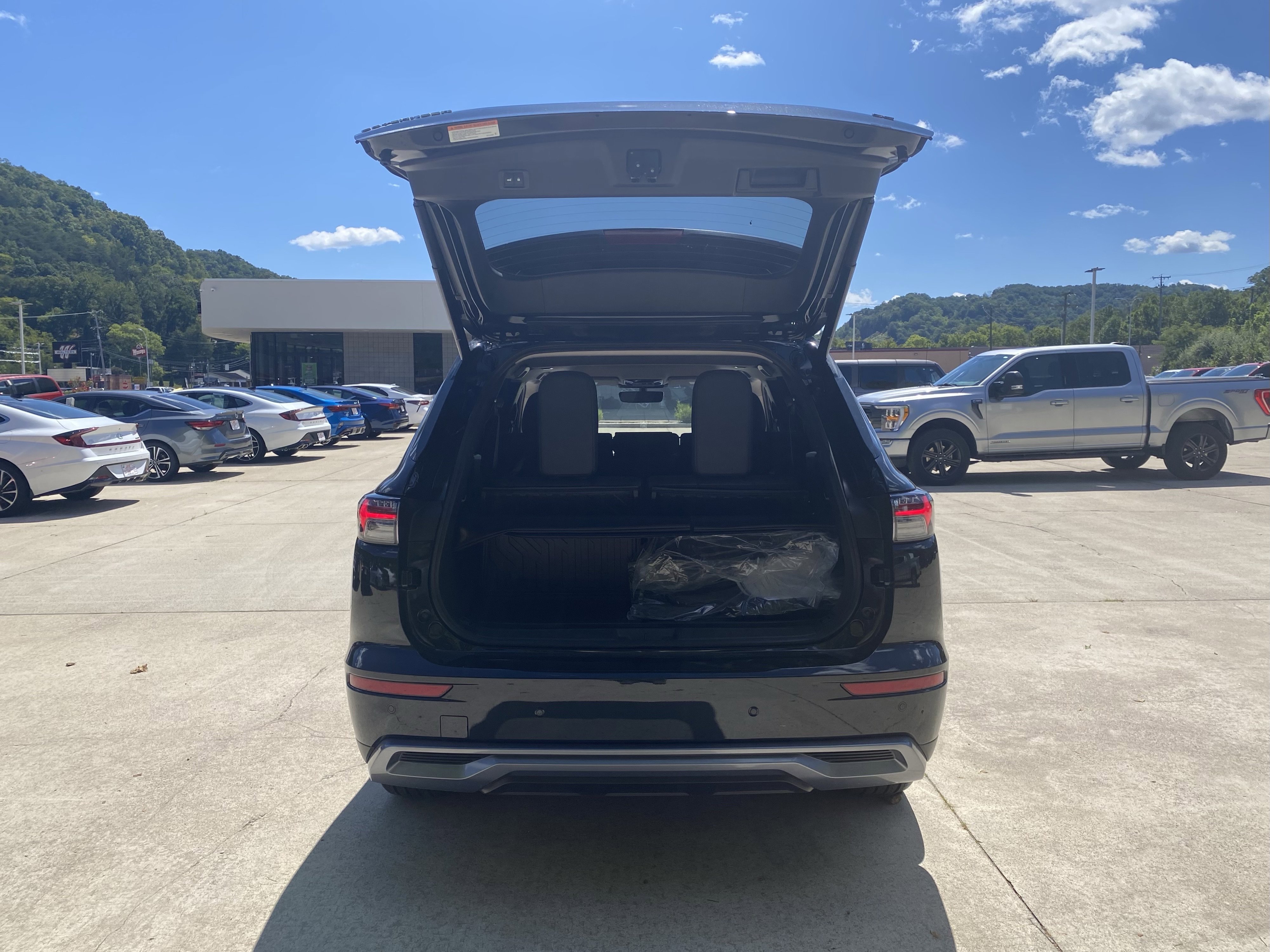 New 2025 Mitsubishi Outlander SE image 24