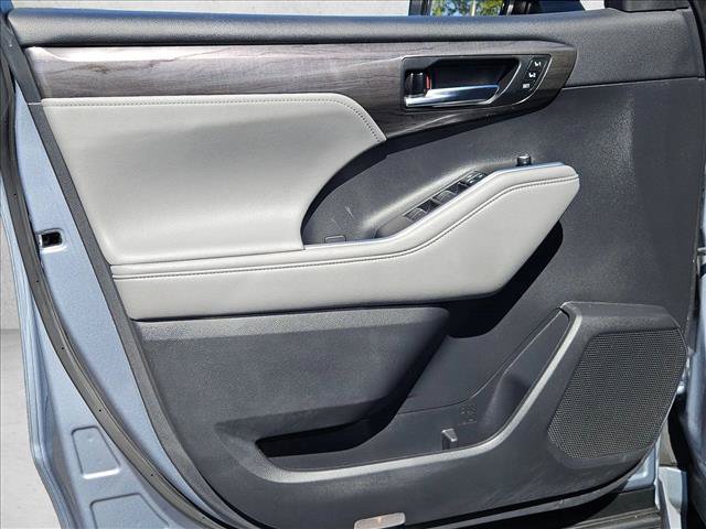 Used 2021 Toyota Highlander Platinum FWD image 11