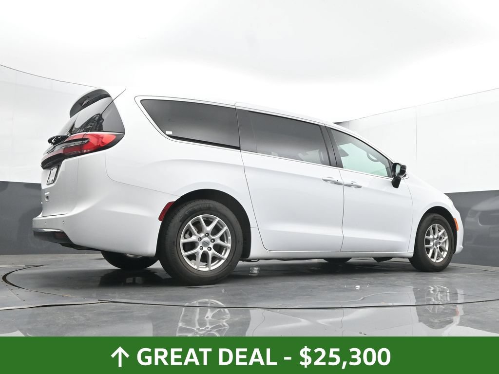 Used 2025 Chrysler Pacifica Select FWD image 43