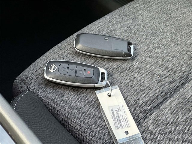 Used 2023 Nissan Rogue SV image 3