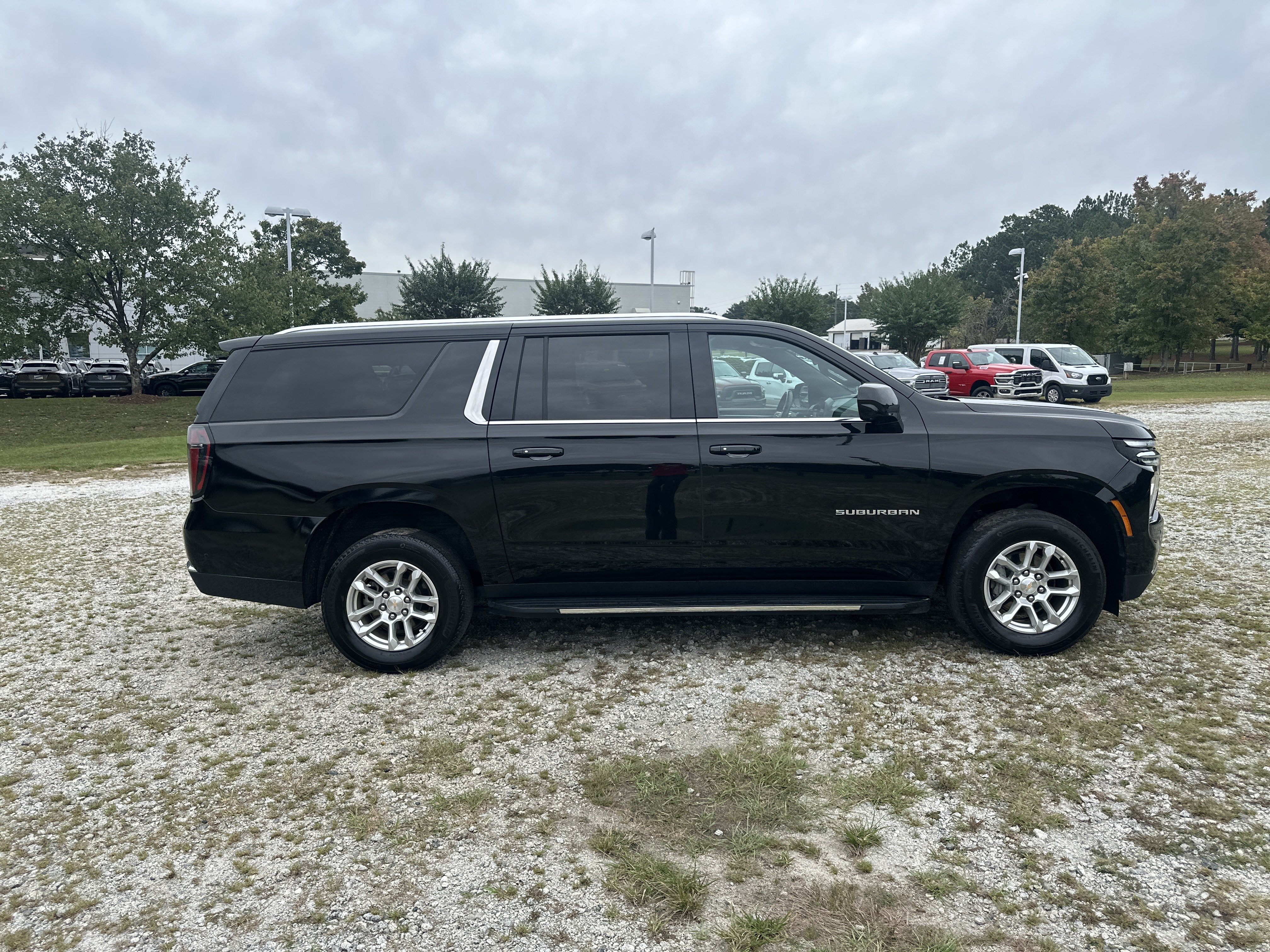 Used 2025 Chevrolet Suburban LT AWD/4WD image 4