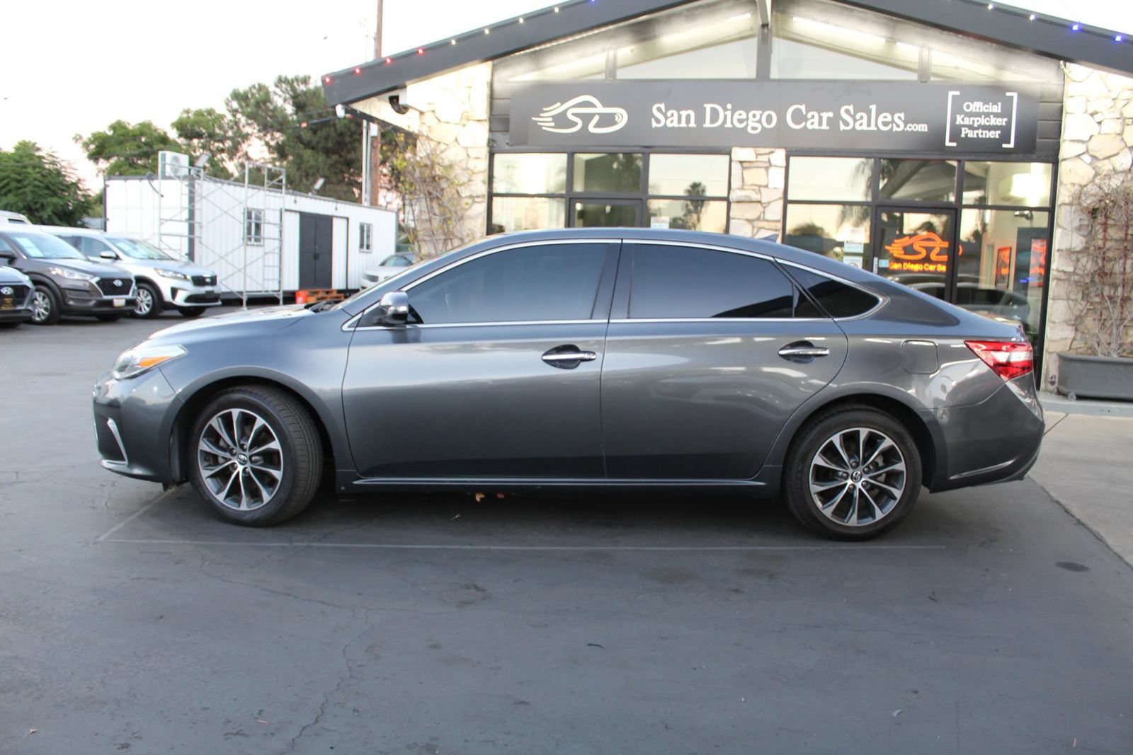 Used 2017 Toyota Avalon XLE Premium w/ Preferred Accessory Package FWD image 2