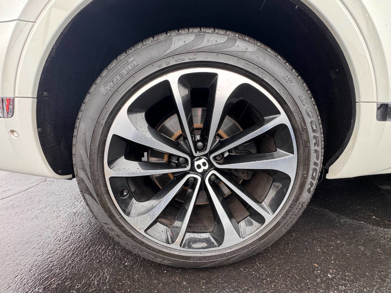 Used 2018 Bentley Bentayga Activity image 36