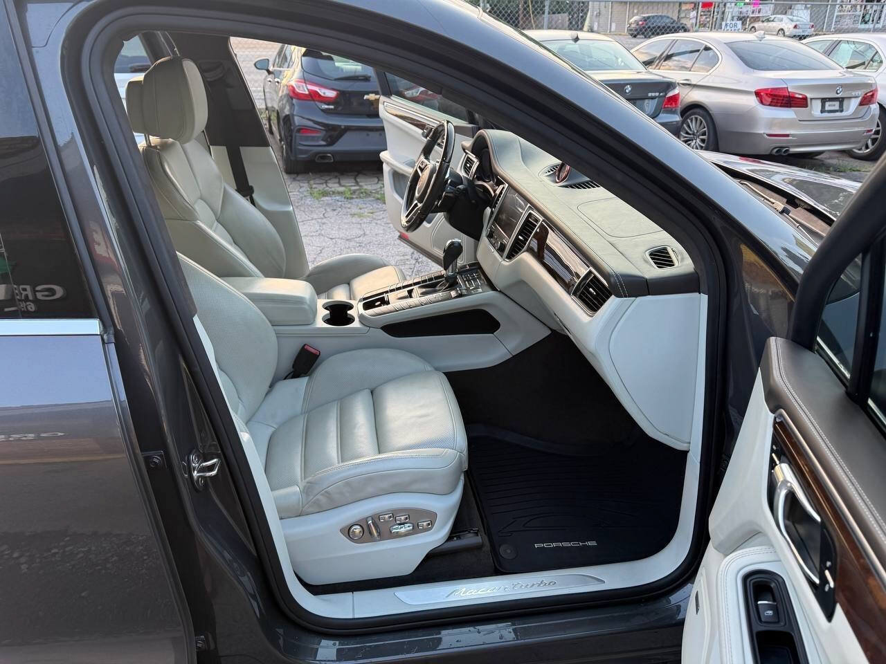 Used 2018 Porsche Macan Turbo AWD/4WD image 18