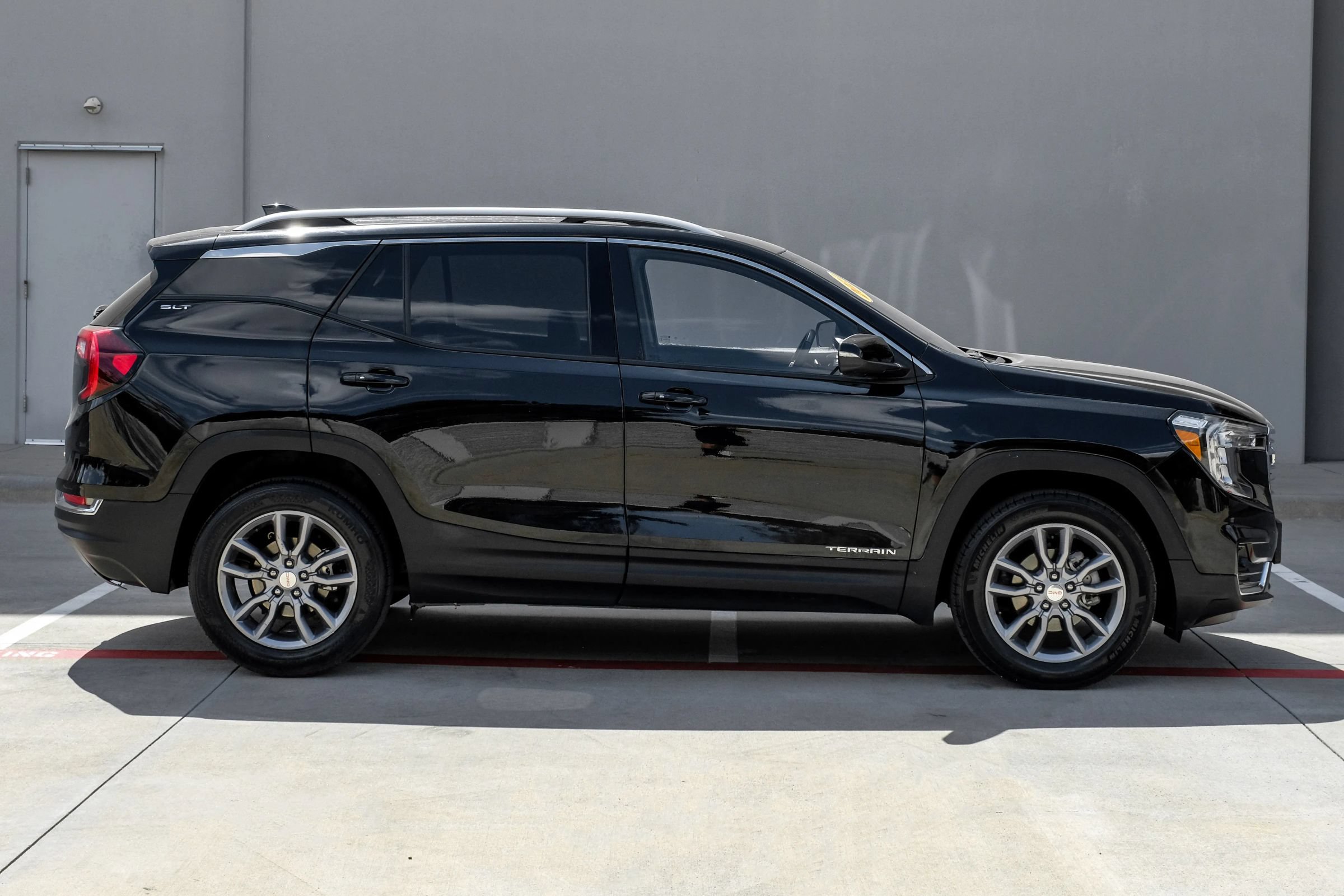 Used 2023 GMC Terrain SLT AWD/4WD image 3