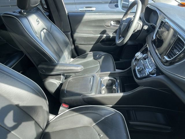 Used 2022 Chrysler Pacifica Limited w/ Uconnect Theater Family Group image 13