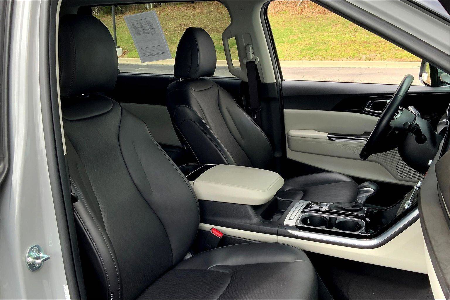 Used 2023 Kia Carnival EX image 7