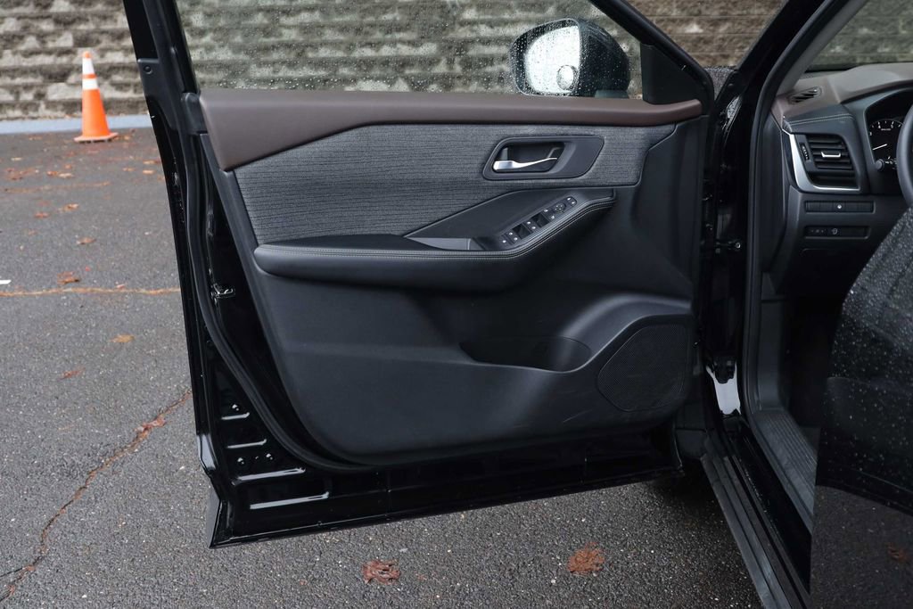 Used 2023 Nissan Rogue SV image 22