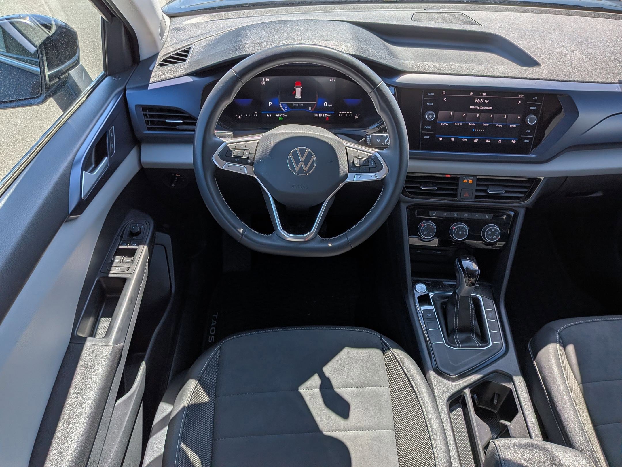 Used 2023 Volkswagen Taos SE FWD image 30
