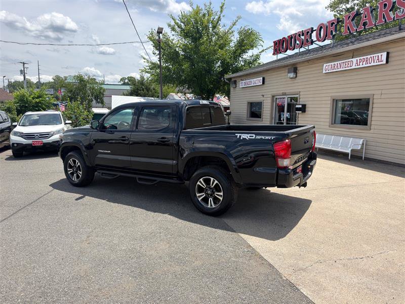 Used 2017 Toyota Tacoma TRD Sport RWD image 2