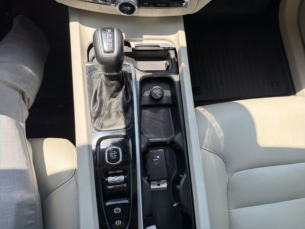Used 2019 Volvo XC60 T5 Momentum w/ Premium Package AWD/4WD image 13