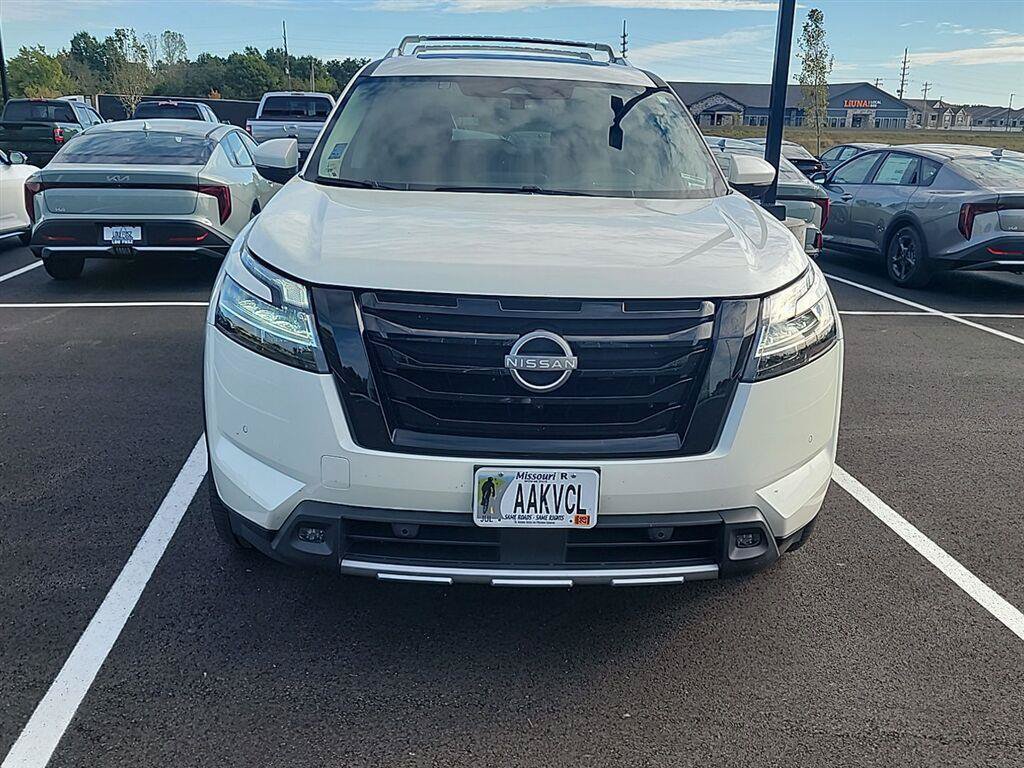 Used 2024 Nissan Pathfinder Platinum AWD/4WD image 2