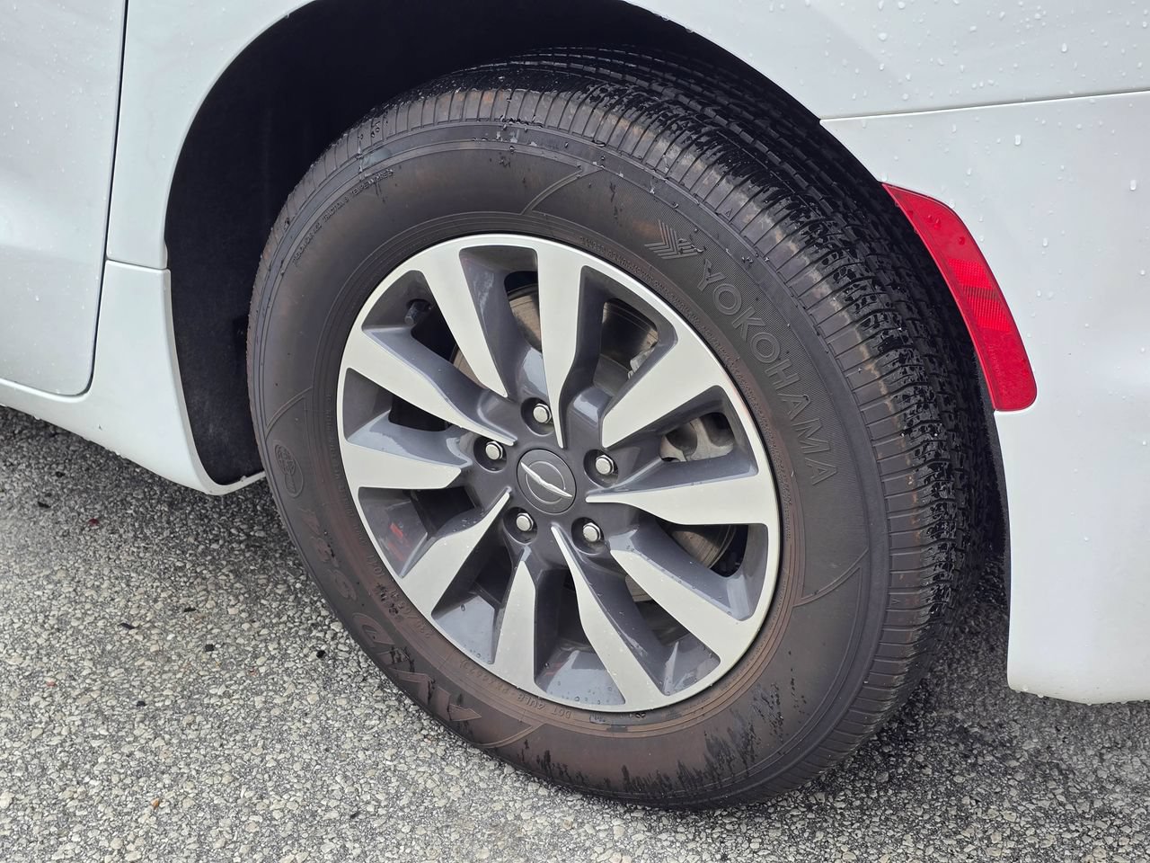Used 2024 Chrysler Pacifica Limited FWD image 7
