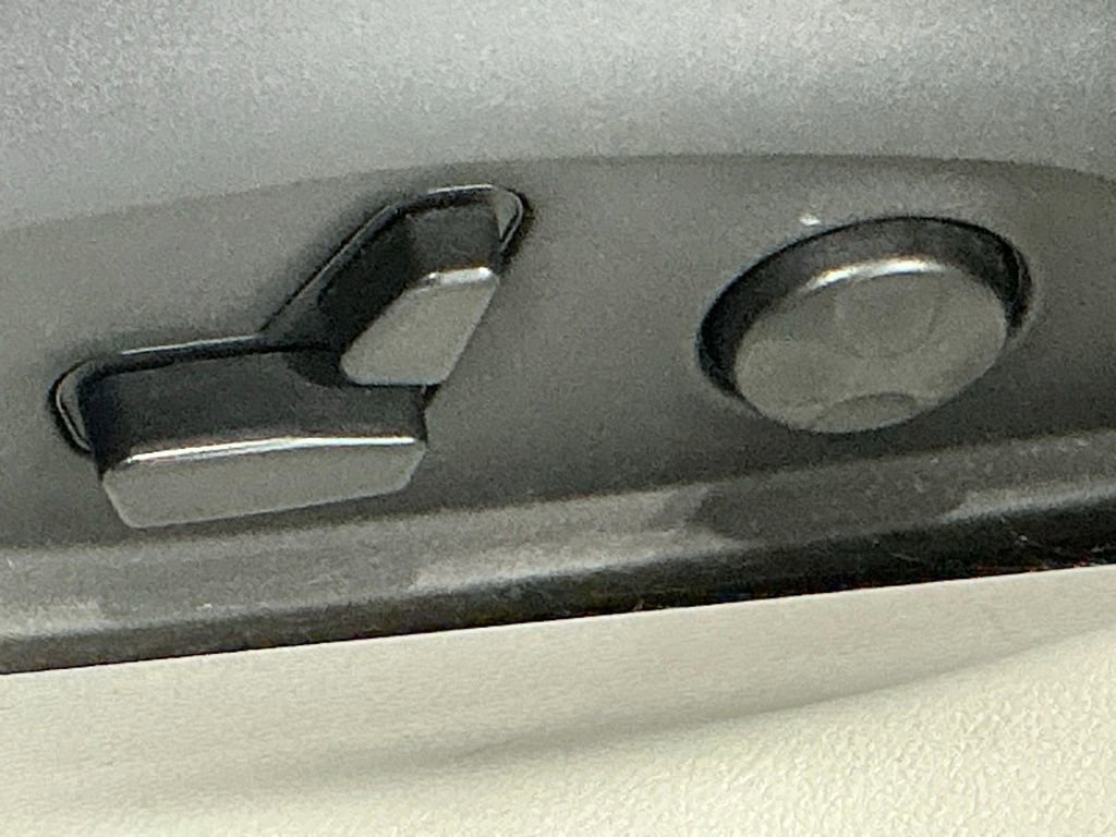 Used 2018 Jeep Compass Limited w/ Navigation Group image 17