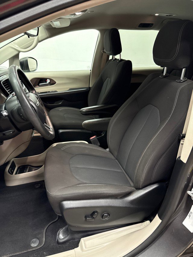 Used 2023 Chrysler Voyager LX image 38