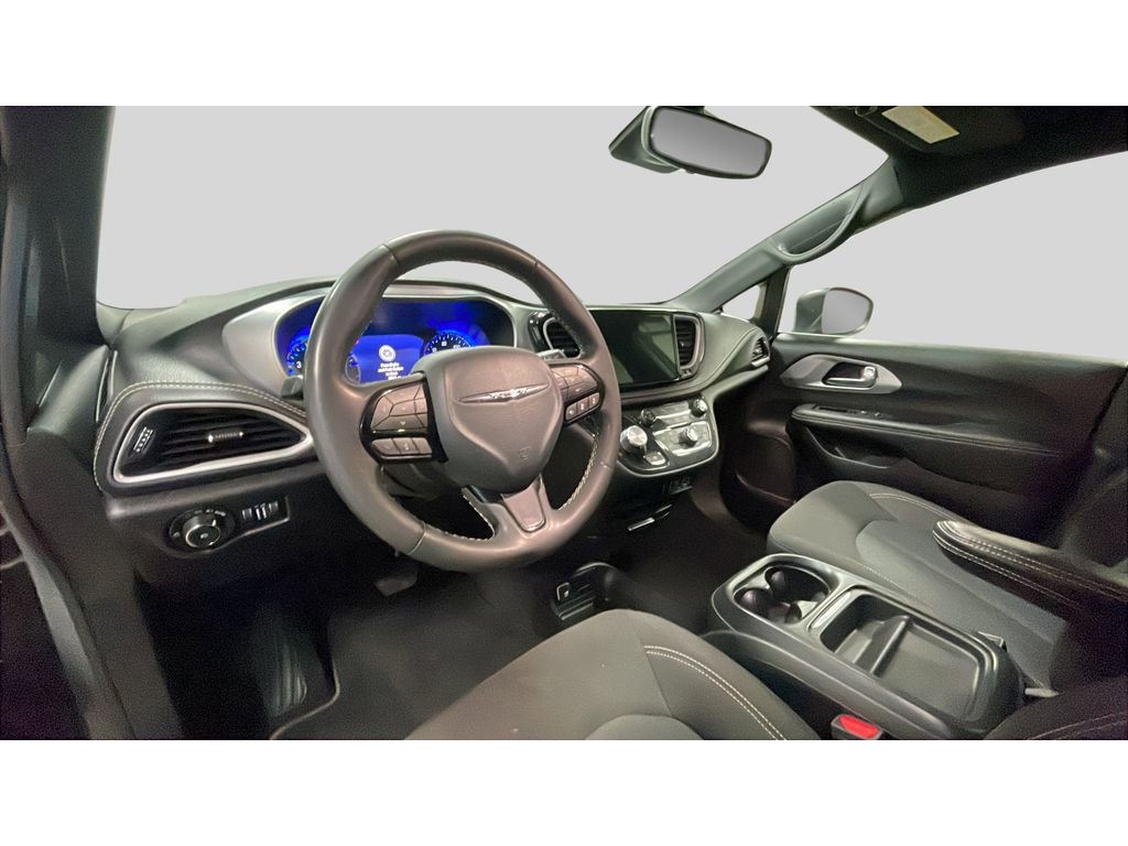Used 2023 Chrysler Pacifica Touring image 10